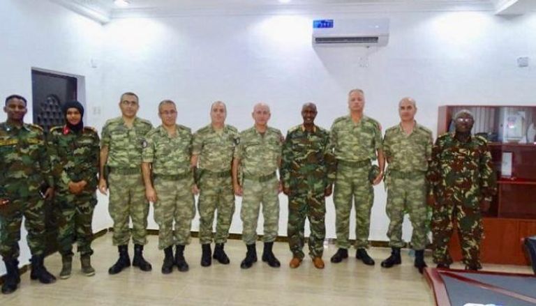 عسكريون أتراك خلال زيارة إلى الصومال