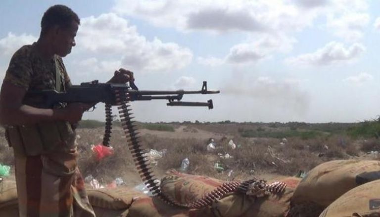 مقاتل في صفوف القوات اليمنية المشتركة شرقي مدينة الحديدة