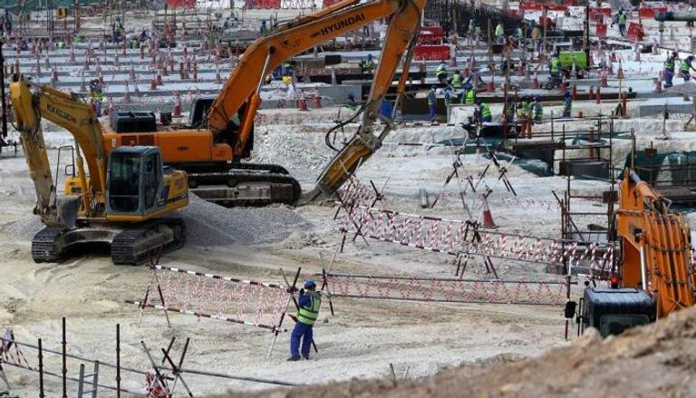 العمل تحت درجة حرارة مرتفعة العمال يعانون من هشاشة وسائل التأمين على حياتهم في مواقع البناء بقطر