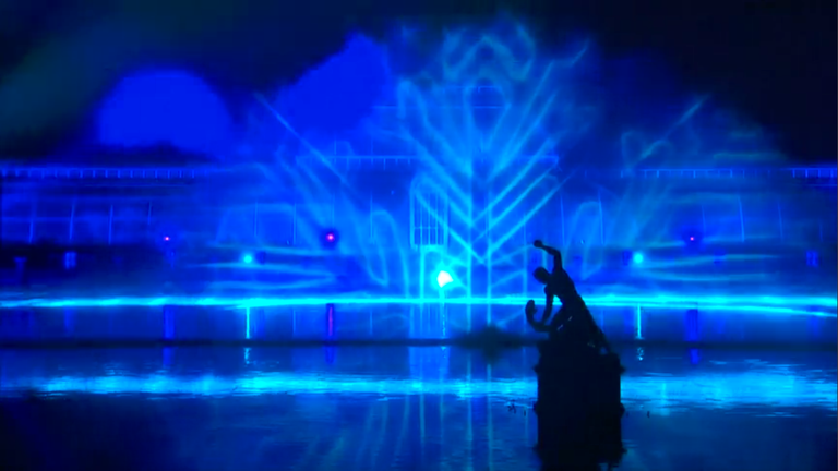 حدائق بريطانيا تتزين بالمصابيح استعدادا لاحتفالات عيد الميلاد