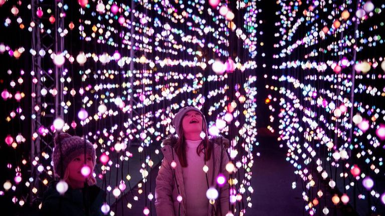 حدائق بريطانيا تتزين بالمصابيح استعدادا لاحتفالات عيد الميلاد