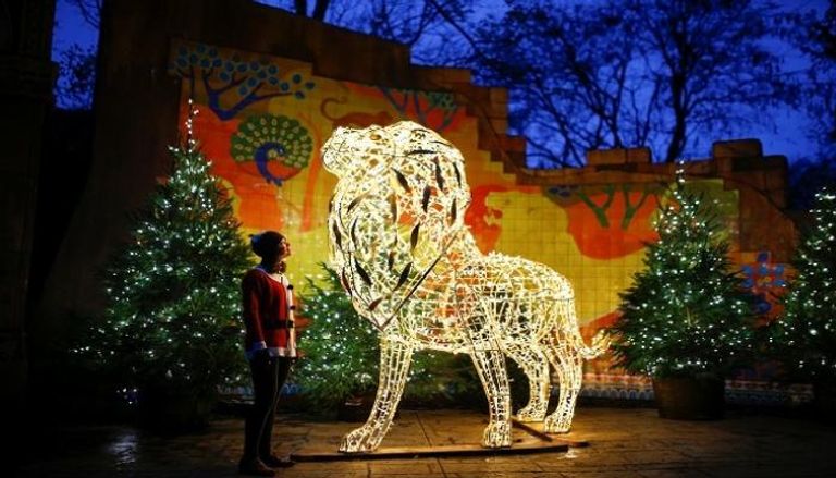 حديقة حيوان لندن تتألق بنماذج مضيئة لحيوانات استعدادا لعيد الميلاد