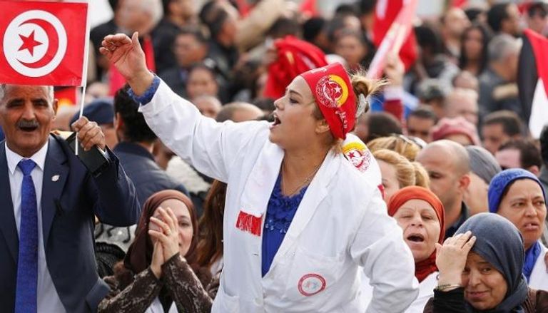 جانب من مظاهرة في تونس تطالب الحكومة برفع الأجور