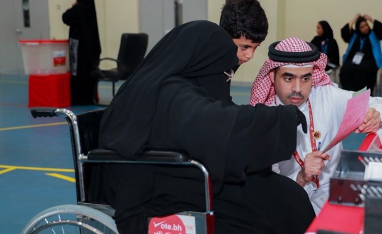 إقبال كثيف على مراكز الاقتراع في الانتخابات البحرينية