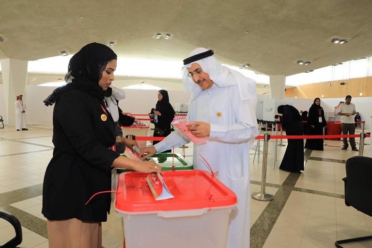 الشيخ خالد بن عبدالله آل خليفة يدلي بصوته في الانتخابات الشيخ خالد بن عبدالله آل خليفة يدلي بصوته في الانتخابات