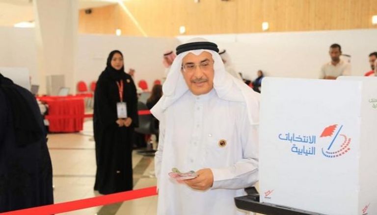 الشيخ خالد بن عبدالله آل خليفة يدلي بصوته في الانتخابات