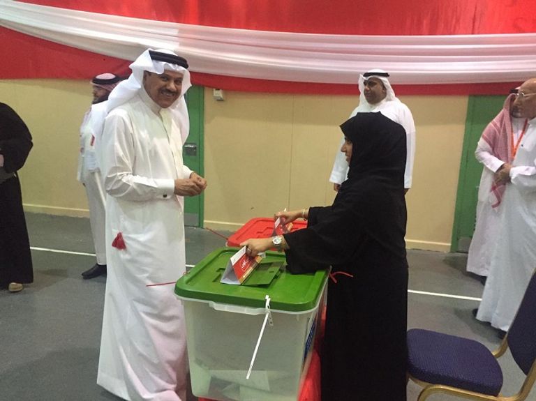 عبداللطيف الزياني يدلي بصوته في انتخابات البحرين الشيخ خالد بن عبدالله آل خليفة يدلي بصوته في الانتخابات