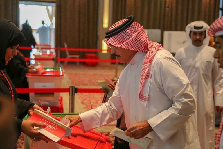 الفريق الركن الشيخ راشد بن عبد الله آل خليفة يدلي بصوته في الانتخابات الشيخ خالد بن عبدالله آل خليفة يدلي بصوته في الانتخابات