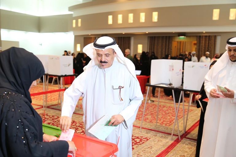 الدكتور ماجد بن علي النعيمي وزير التربية والتعليم يدلي بصوته في الانتخابات الشيخ خالد بن عبدالله آل خليفة يدلي بصوته في الانتخابات
