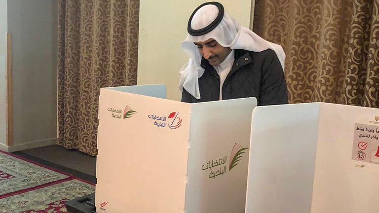 الشيخ محمد بن خليفة بن أحمد آل خليفة وزير النفط يدلي بصوته في الانتخابات الشيخ خالد بن عبدالله آل خليفة يدلي بصوته في الانتخابات