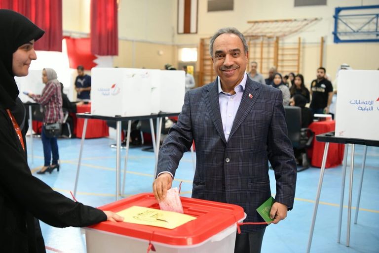 المهندس عصام بن عبدالله خلف يدلي بصوته في الانتخابات الشيخ خالد بن عبدالله آل خليفة يدلي بصوته في الانتخابات