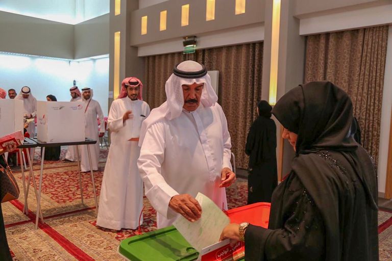 الفريق الركن الشيخ دعيج بن سلمان آل خليفة يدلي بصوته في الانتخابات الشيخ خالد بن عبدالله آل خليفة يدلي بصوته في الانتخابات