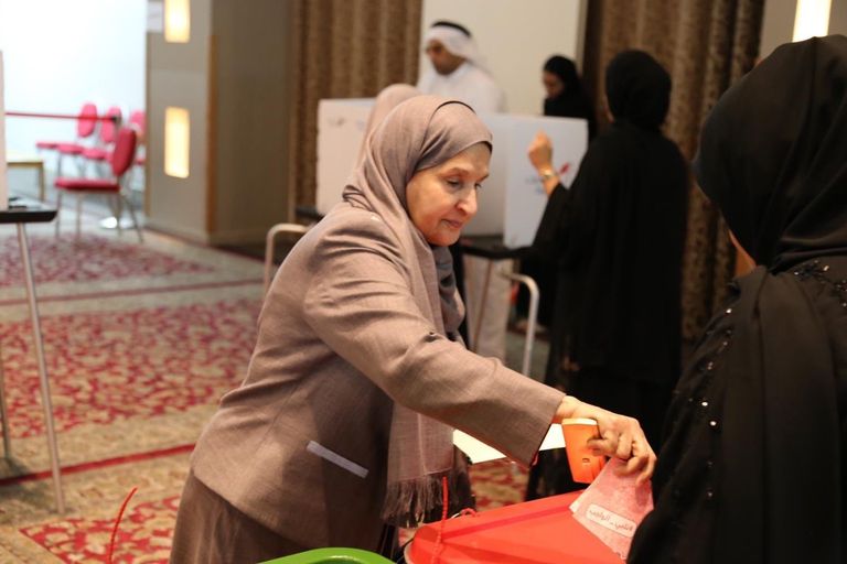 الدكتورة الشيخة مريم بنت حسن آل خليفة تدلي بصوتها في الانتخابات الشيخ خالد بن عبدالله آل خليفة يدلي بصوته في الانتخابات