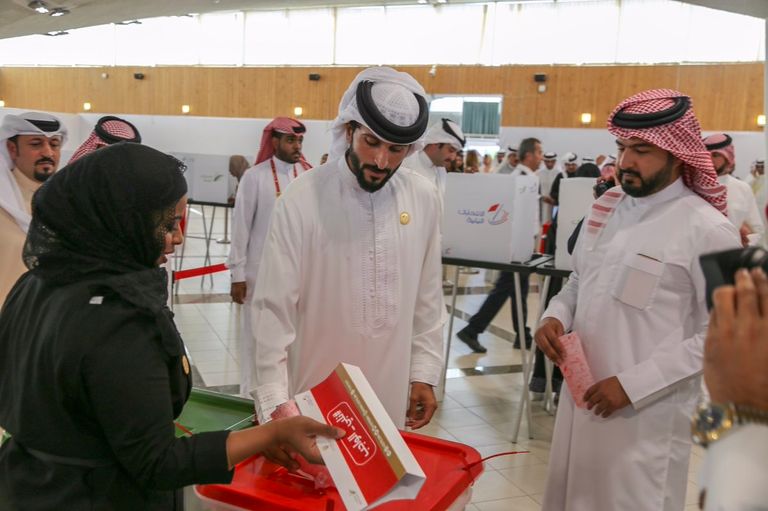 الشيخ ناصر بن حمد آل خليفة يدلي بصوته الشيخ خالد بن عبدالله آل خليفة يدلي بصوته في الانتخابات