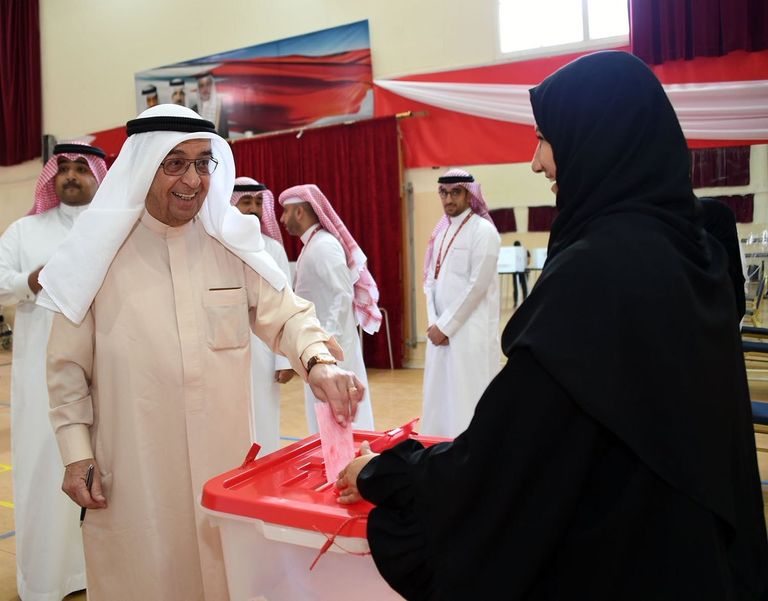 الشيخ محمد بن مبارك آل خليفة يدلي بصوته في الانتخابات الشيخ خالد بن عبدالله آل خليفة يدلي بصوته في الانتخابات