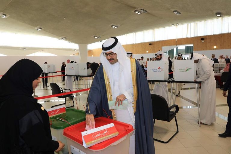 الشيخ خليفة بن علي بن خليفة آل خليفة يدلي بصوته في الانتخابات الشيخ خالد بن عبدالله آل خليفة يدلي بصوته في الانتخابات