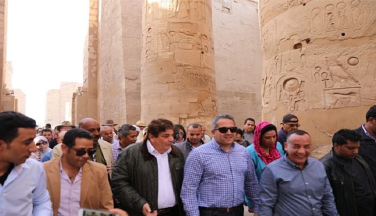 وزير الآثار المصري خلال زيارته لمعابد الكرنك