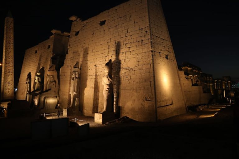 وزير الآثار المصري خلال زيارته لمعابد الكرنك