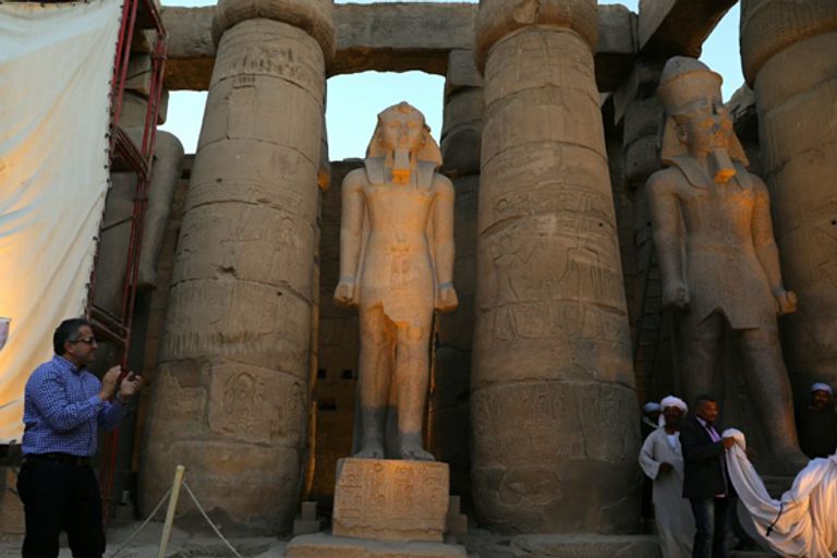 وزير الآثار المصري خلال زيارته لمعابد الكرنك