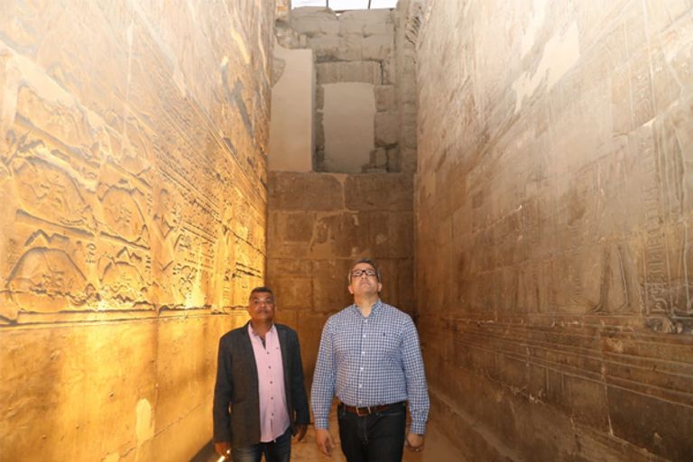وزير الآثار المصري خلال زيارته لمعابد الكرنك