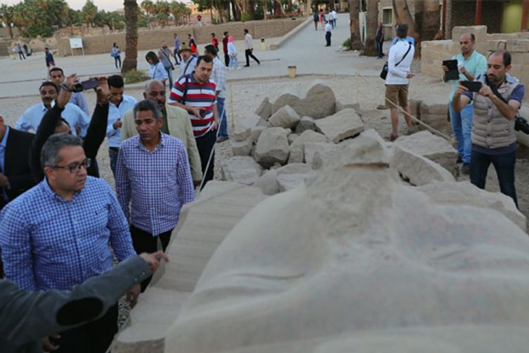 وزير الآثار المصري خلال زيارته لمعابد الكرنك
