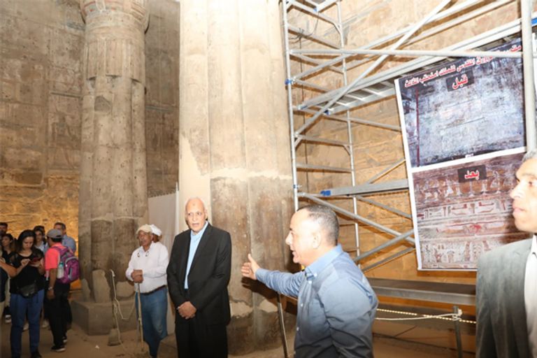 وزير الآثار المصري خلال زيارته لمعابد الكرنك