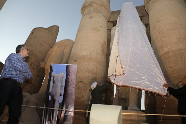 وزير الآثار المصري خلال زيارته لمعابد الكرنك