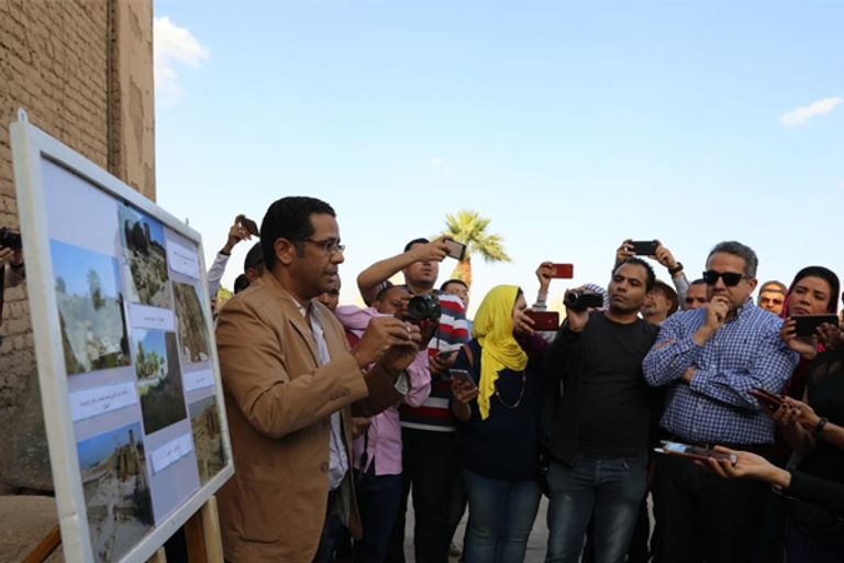 وزير الآثار المصري خلال زيارته لمعابد الكرنك