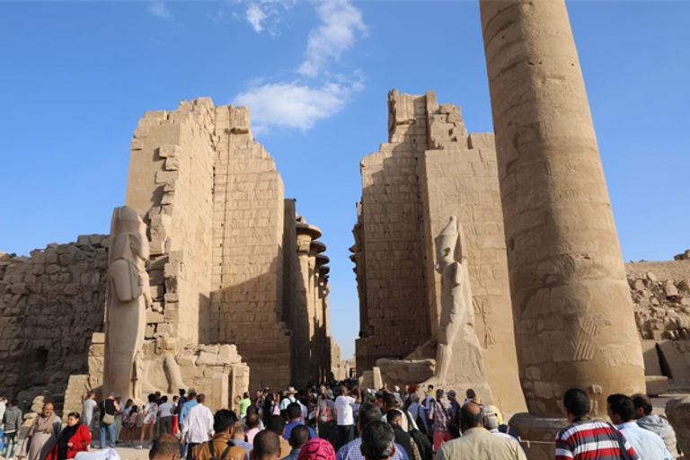 وزير الآثار المصري خلال زيارته لمعابد الكرنك