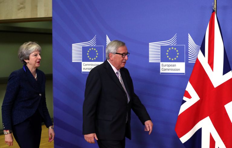 رئيسة الوزراء البريطانية ورئيس المفوضية الأوروبية في بروكسل قبيل قمة بريكست الحاسمة خسائر ضخمة حال خروج بريطانيا من أوروبا دون اتفاق