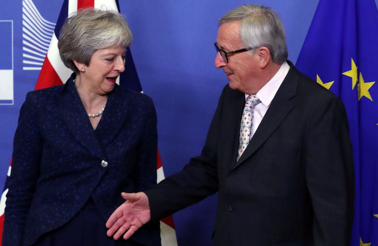 رئيسة الوزراء البريطانية ورئيس المفوضية الأوروبية في بروكسل قبيل قمة بريكست الحاسمة - رويترز خسائر ضخمة حال خروج بريطانيا من أوروبا دون اتفاق