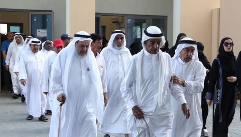 ناخبون بحرينيون في طريقهم للاقتراع- وكالة الأنباء البحرينية