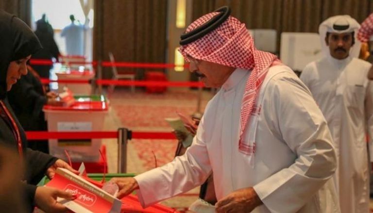 ‎ وزير الداخلية البحريني يدلي بصوته في الانتخابات 