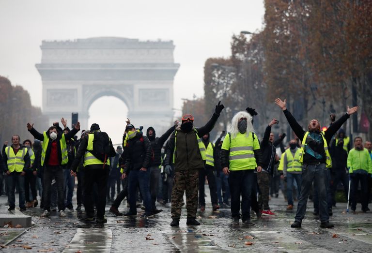 جانب من اشتباكات الشرطة الفرنسية والمحتجين- رويترز