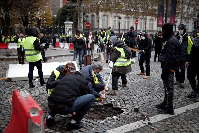 جانب من اشتباكات الشرطة الفرنسية والمحتجين- رويترز