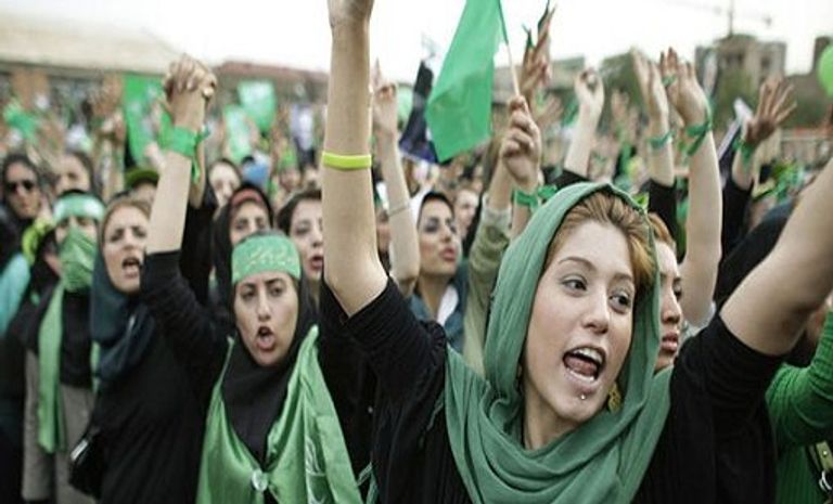 شيرين عبادي أول قاضية في إيران وحاصلة على جائزة نوبل للسلام 2003