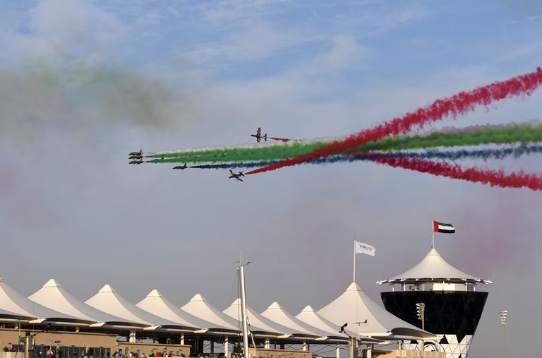 فريق "فرسان الإمارات" يقدم عروضا جوية في "الفورمولا 1"