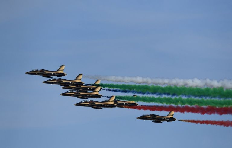 فريق "فرسان الإمارات" يقدم عروضا جوية في "الفورمولا 1"