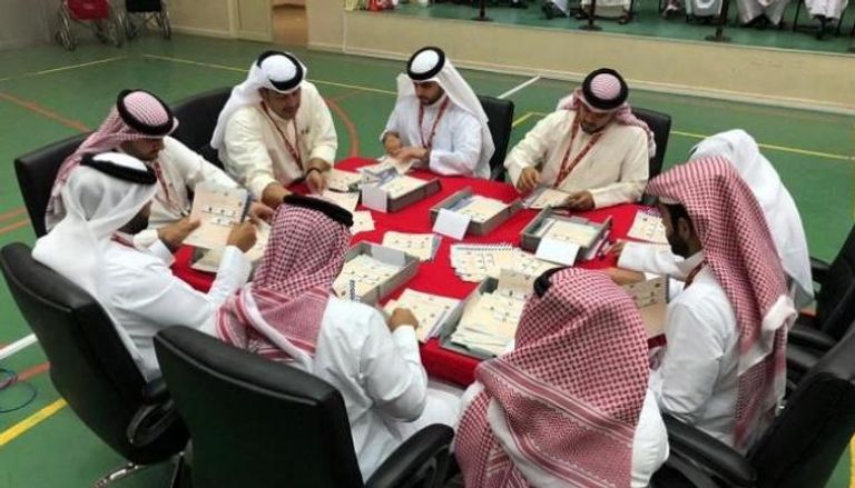جانب من عمليات الفرز في انتخابات البحرين