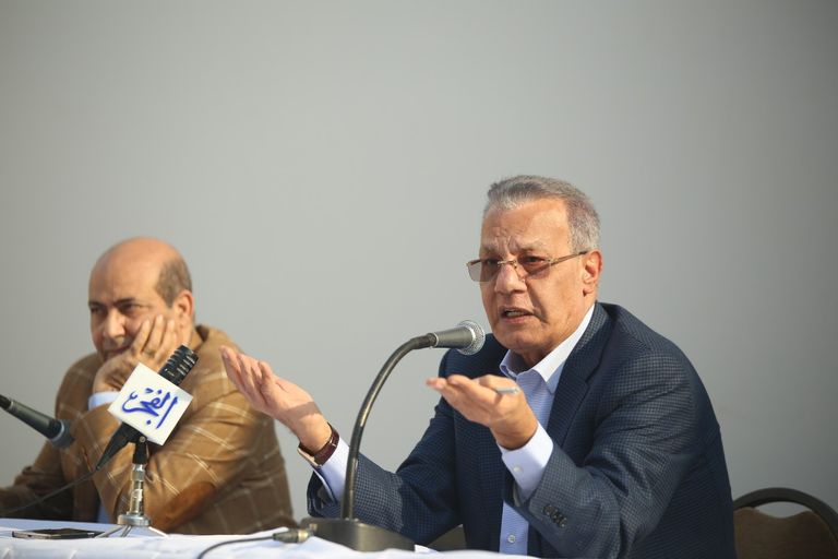 الممثلة المصرية لبلبة تتحدث إلى الكاتب المصري عادل حمودة خلال الندوة