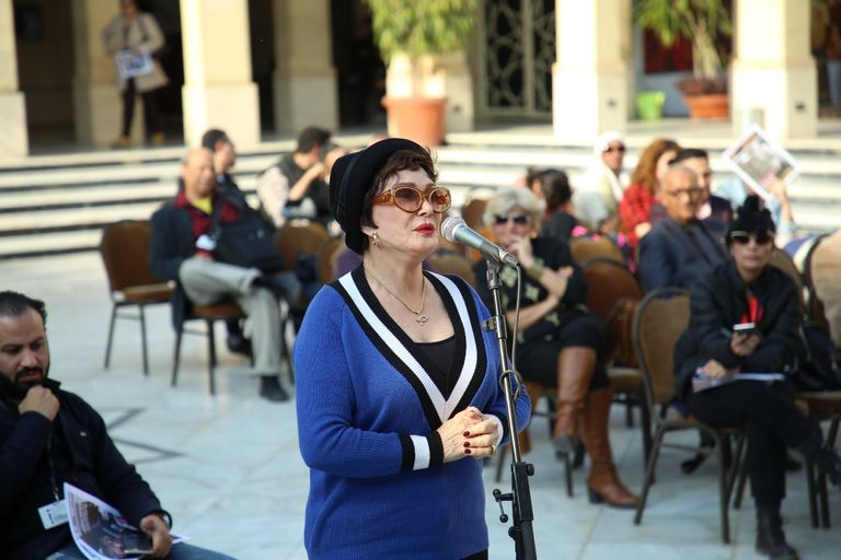 الممثلة المصرية لبلبة تتحدث إلى الكاتب المصري عادل حمودة خلال الندوة