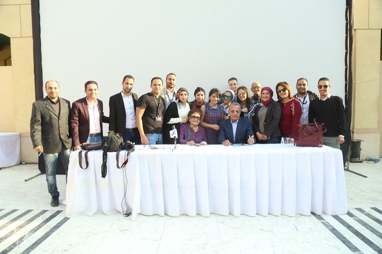 الممثلة المصرية لبلبة تتحدث إلى الكاتب المصري عادل حمودة خلال الندوة