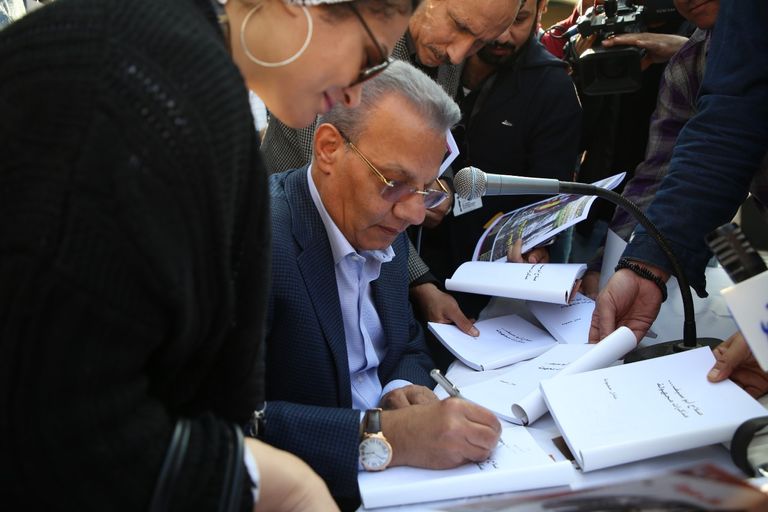 الممثلة المصرية لبلبة تتحدث إلى الكاتب المصري عادل حمودة خلال الندوة