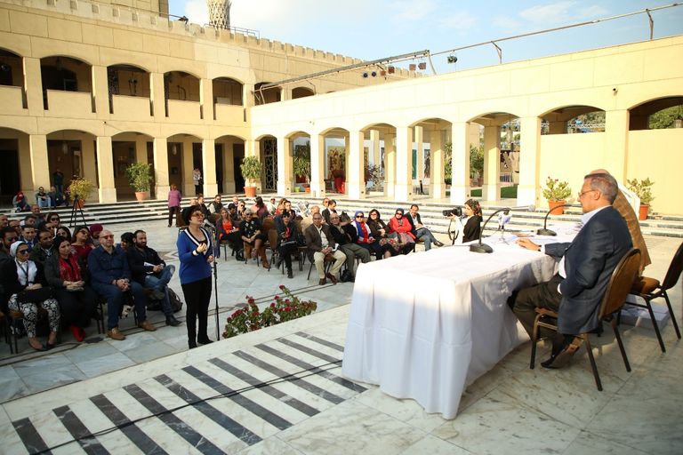 الممثلة المصرية لبلبة تتحدث إلى الكاتب المصري عادل حمودة خلال الندوة