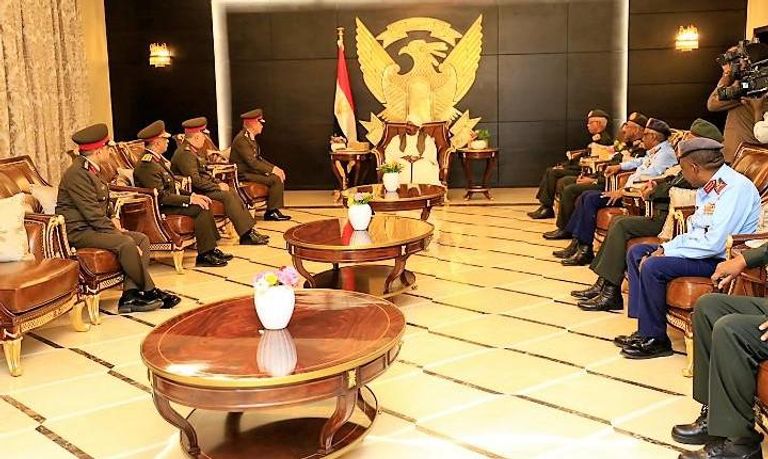 البشير خلال لقائه وزير الدفاع المصري وزيرا الدفاع المصري والسوداني