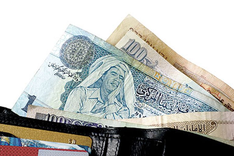 اوراق مالية من العملة الليبية  أموال ليبيا بالخارج مجمدة بقرار أممي منذ أواخر عهد القذافي