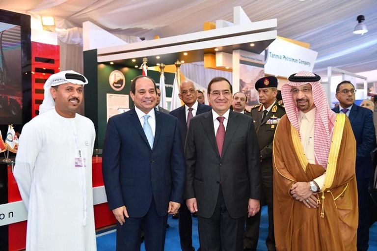 الرئيس المصري عبد الفتاح السيسي يستمع لشرح من خالد الفالح وزير الطاقة السعودي