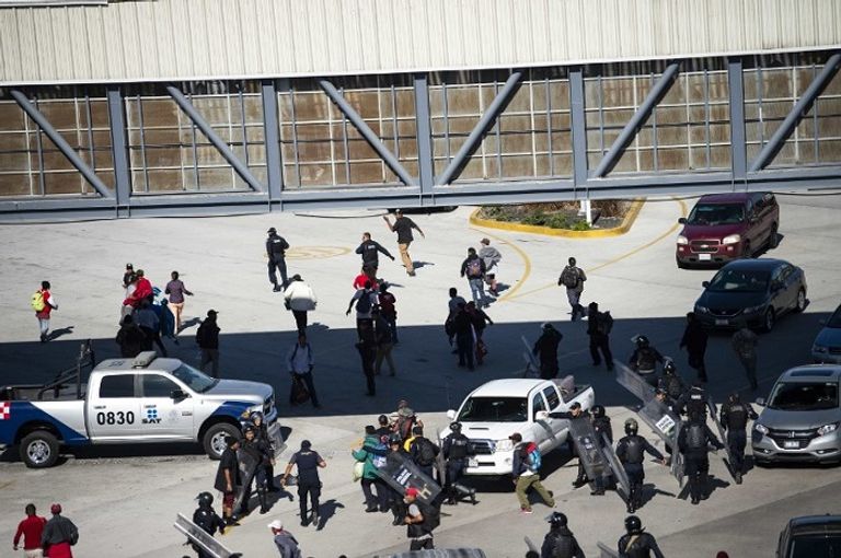 مهاجرون يفرون من قنابل الغاز عند الحدود المكسيكية الأمريكية