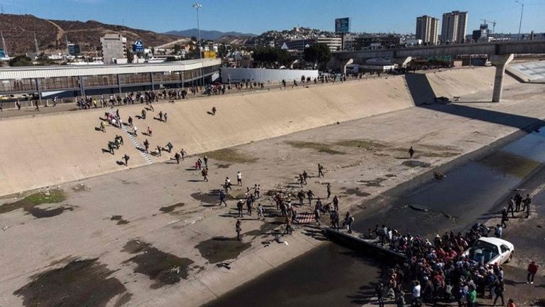 مهاجرون يفرون من قنابل الغاز عند الحدود المكسيكية الأمريكية