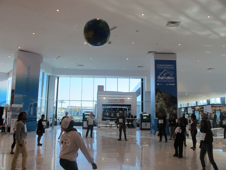 أحد الشباب يستعد لركل الكره الأرضية